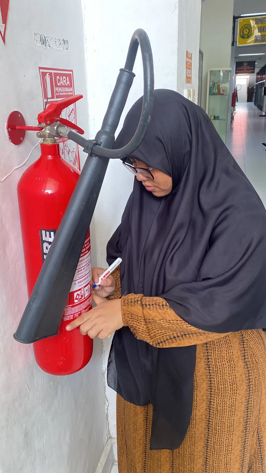 Tim K3 FT USU Periksa Kesiapan APAR dan Pasang Stiker Identifikasi